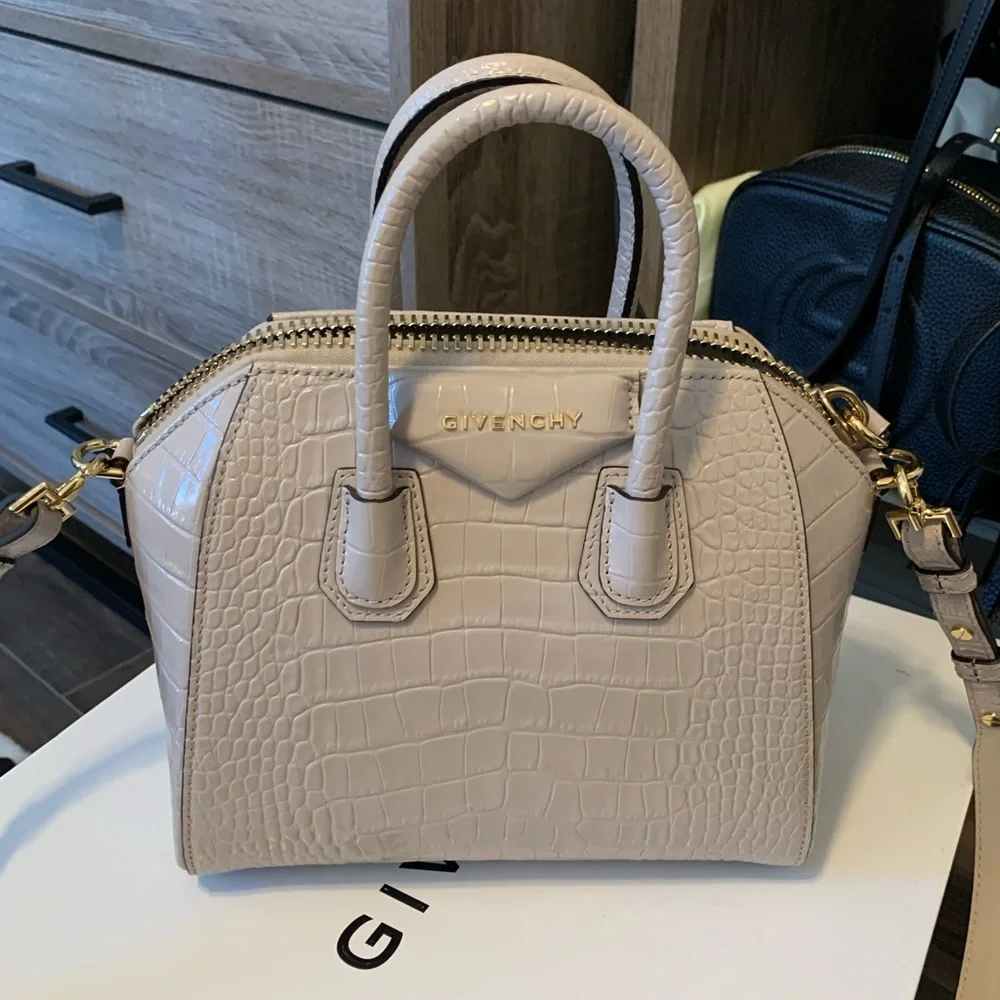 Givenchy Antigona mini bag in Dune - Picture 1 of 9